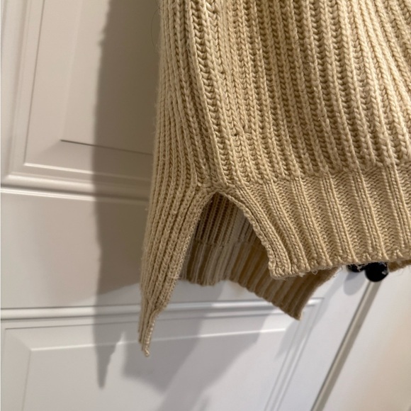 ASTR Sleeveless Sweater - Picture 4 of 4